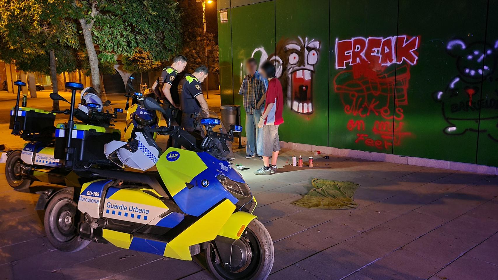 Dos grafiteros pintan la fachada de la biblioteca Poblenou-Manuel Arranz