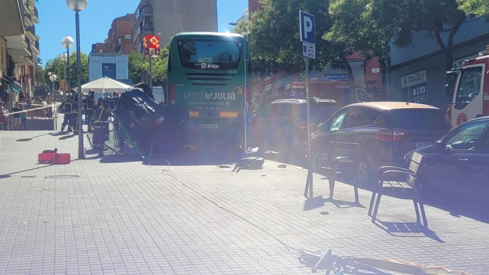 Un coche y un autobús se estrellan contra la boca del metro de El Carmel en Barcelona