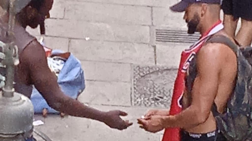 Dos personas comprando y vendiendo droga en el Gòtic