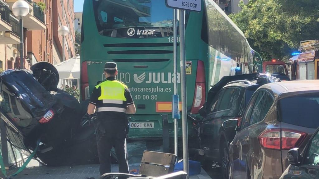 Autocar y coche accidentados, tras estamparse contra la boca del metro