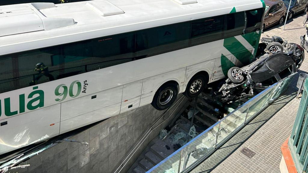 Autobús accidentado en la estación de El Carmel