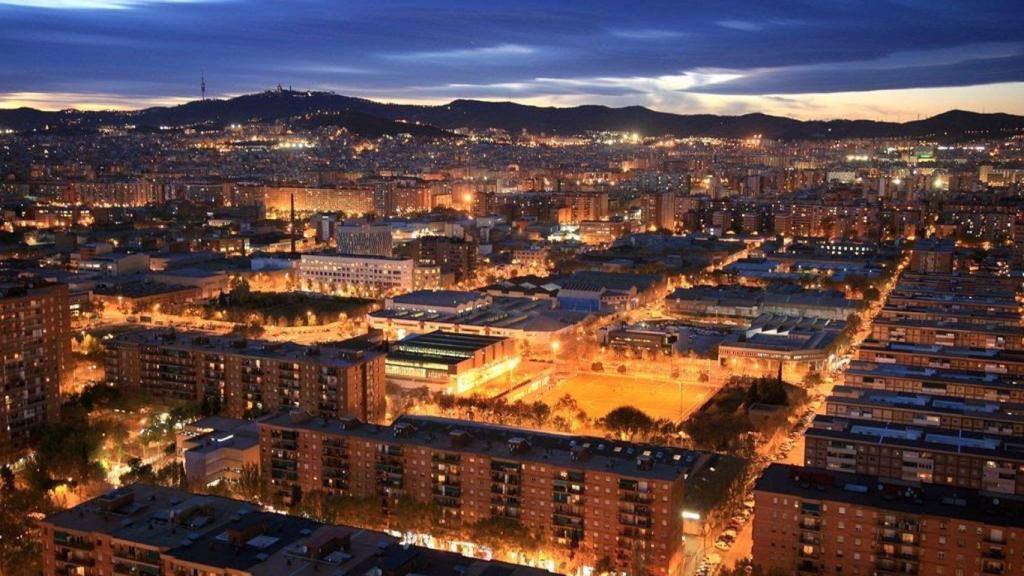 Imagen nocturna de una noche de verano en Barcelona