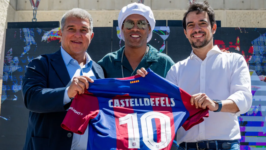 Joan Laporta, Ronaldinho y Manu Reyes en la inauguración del paseo de las estrellas de Castelldefels