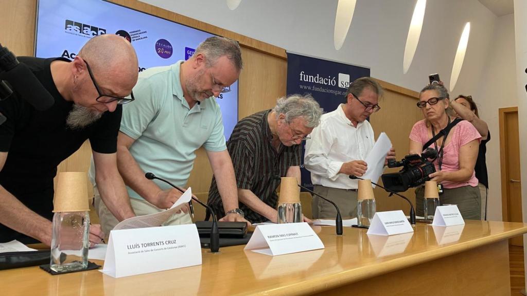 Momento de la firma del acuerdo entre la FAVB y los representantes del ocio nocturno