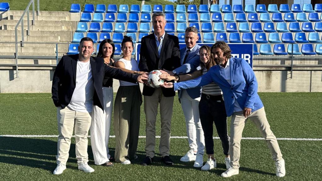 El alcalde de Badalona, Xavier García Albiol; el presidente del FC Levante Badalona, Josep Bellet; el director deportivo y técnico del equipo, Ferran Cabello; el presidente del CF Badalona SAD, Miguel Ángel Sánchez y las capitanas Júlia Mora y Laura Martínez