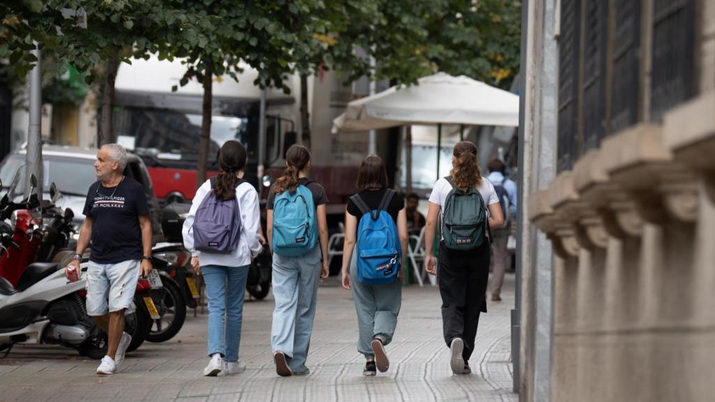 Varios niños con mochilas a la salida del colegio