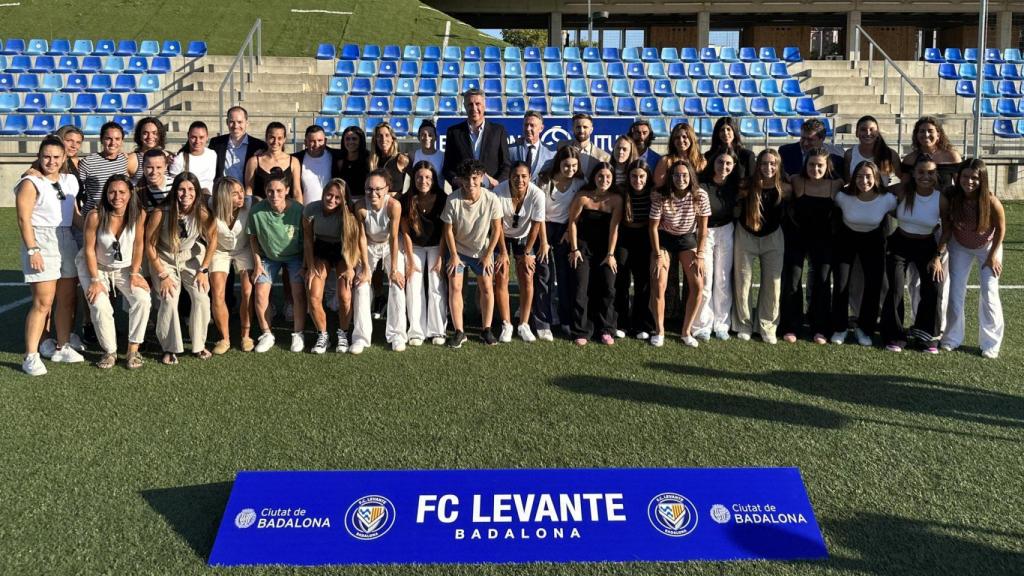 El equipo FC Levante Las Planas en la presentación en Badalona