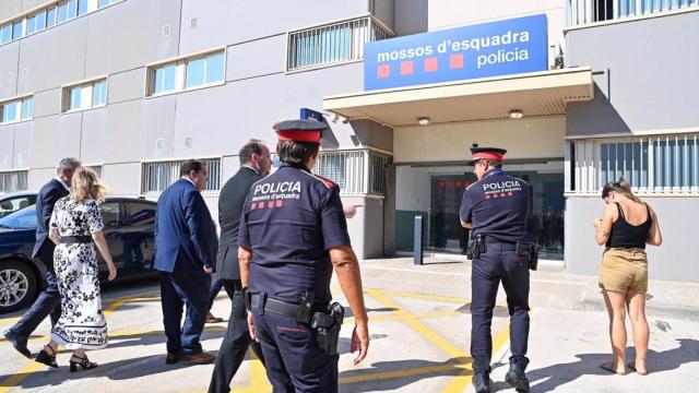 El conseller de Interior, Joan Ignasi Elena, visita la primera comisaría de Mossos d'Esquadra en el aeropuerto de Barcelona