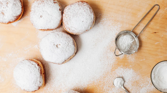 Encasadas, un postre típico de Barcelona relleno de requesón