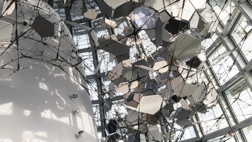 Escultura 'Cloud Cities Barcelona', de Tomás Saraceno, en la Torre Glòries