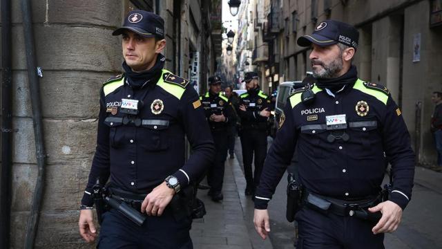 Agentes de la Guardia Urbana de Barcelona patrullando