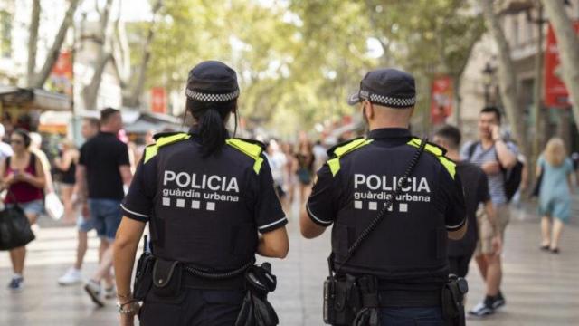 Agentes de la Guardia Urbana de Barcelona patrullando por la Rambla