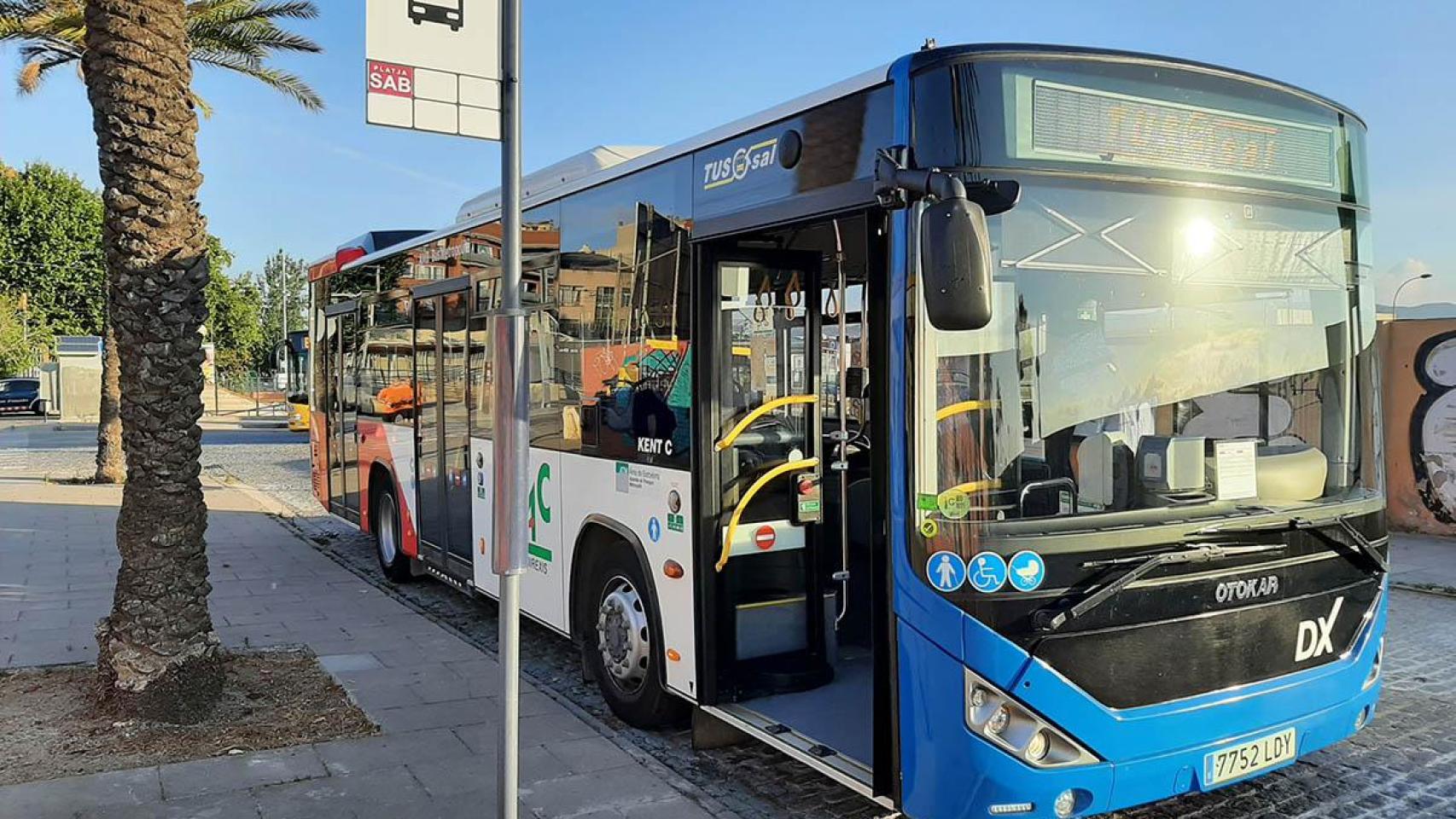 El autobús lanzadera de Sant Adrià en años anteriores para conectar ambas playas