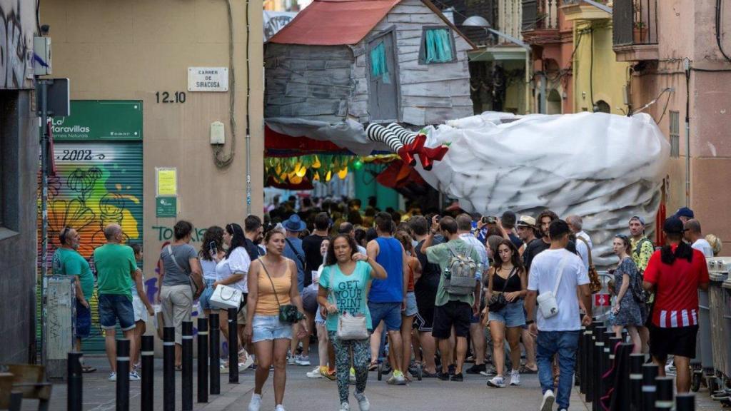 Una calle de Gràcia decorada para las fiestas mayores del barrio