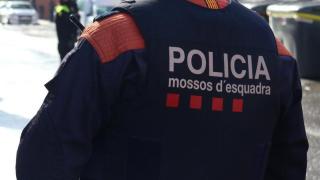 Un hombre amputa la mano a su pareja y se da a la fuga en Santa Coloma