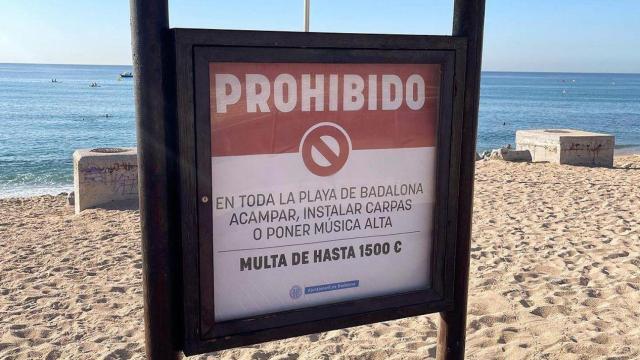 Cartel informativo y de advertencia en la playa de Badalona