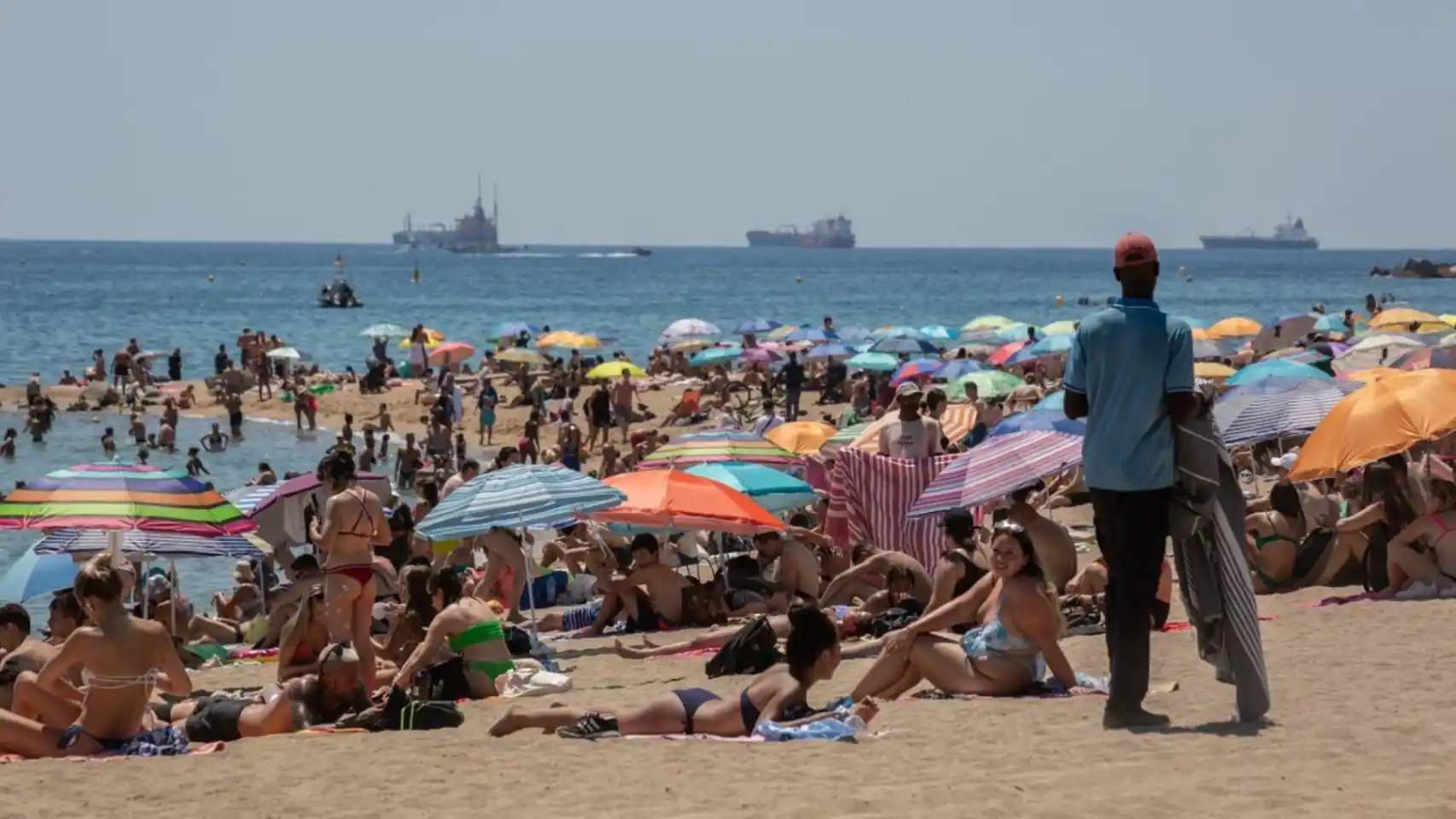 Bañistas en la playa de La Barceloneta durante la temporada de verano