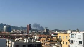 Una columna de humo sobrevuela Barcelona por un incendio junto al Laberint d'Horta