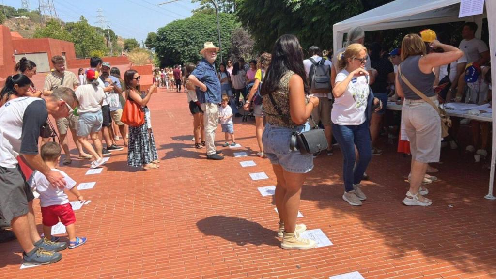 Largas colas de venezolanos en Barcelona esperando para votar en las elecciones