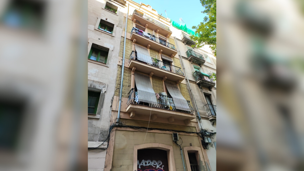 El número 21 del pasaje de Alió de Barcelona, un edificio okupado reconvertido en narcopiso