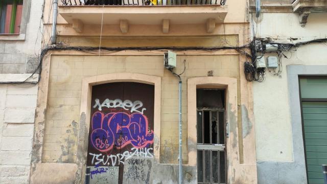 El número 21 del pasaje de Alió, un edificio okupado y reconvertido en narcopiso