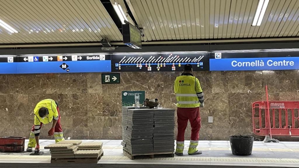 Operarios trabajan en las obras de la estación de Cornellà Centre de la L5 del metro de Barcelona