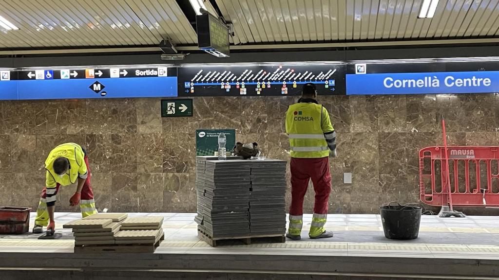 Operarios trabajan en las obras de la estación de Cornellà Centre de la L5 del metro de Barcelona