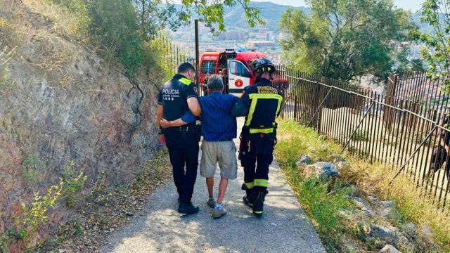 La Guardia Urbana y los Bomberos acompañan a un anciano que se había caído en el Carmel