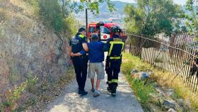 La Guardia Urbana y los Bomberos acompañan a un anciano que se había caído en el Carmel