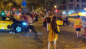 Un taxista atropella a unos aficionados de España que zarandeaban el vehículo en Barcelona