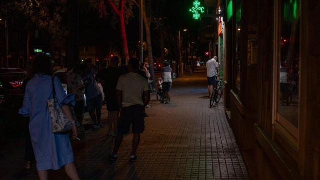 Una farmacia de Barcelona con un termómetro a 32 grados de noche