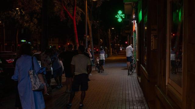 Imagen de archivo de una farmacia del paseo Maragall que marca 32 grados