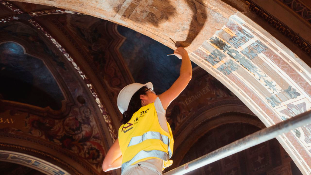 Una operaria durante los trabajos de restauración del Saló Sant Jordi de la Generalitat