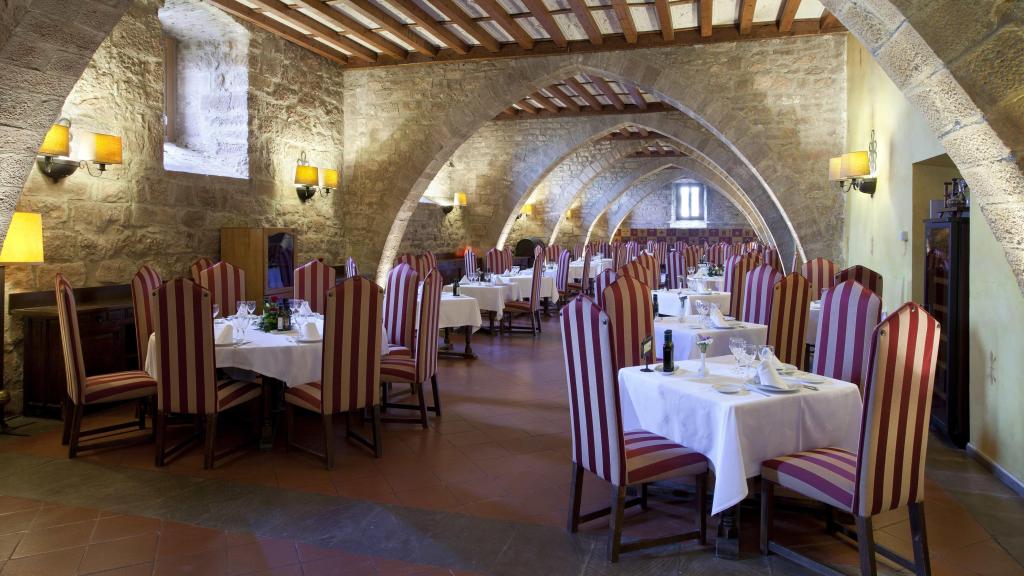 Comedor del restaurante del Parador de Cardona, ubicado en el castillo medieval