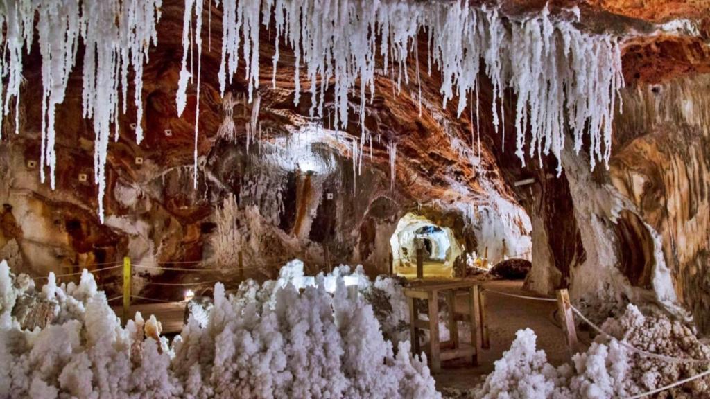 Galería interior de la montaña de sal de Cardona, un espacio natural increíble