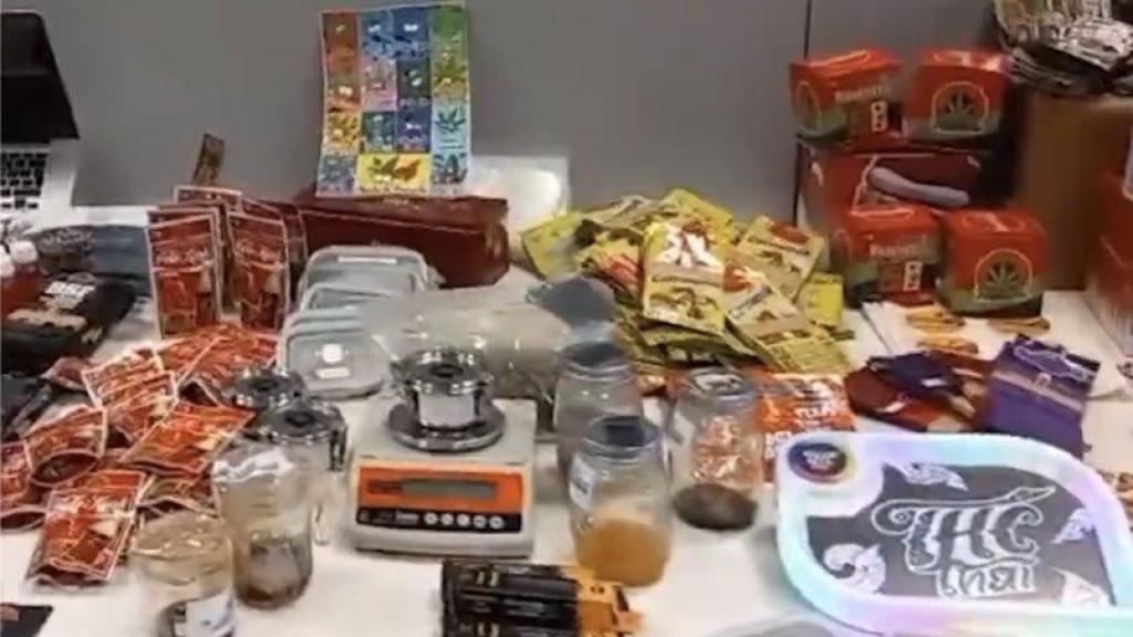 Algunas de las chocolatinas con cannabis manipuladas por un grupo criminal en Badalona