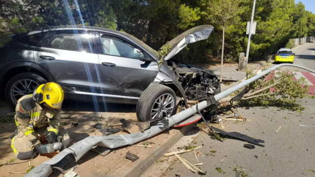 Un coche se estampa contra una farola en Esplugues