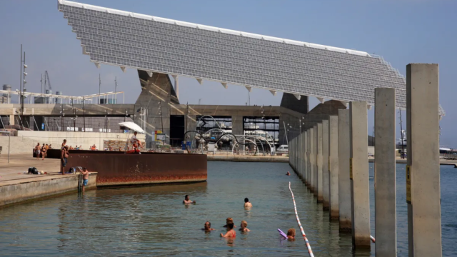 Bañistas en la zona de Banys del Fòrum, en Barcelona