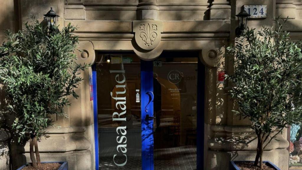 Exterior del restaurante Casa Rafuel en el Eixample de Barcelona