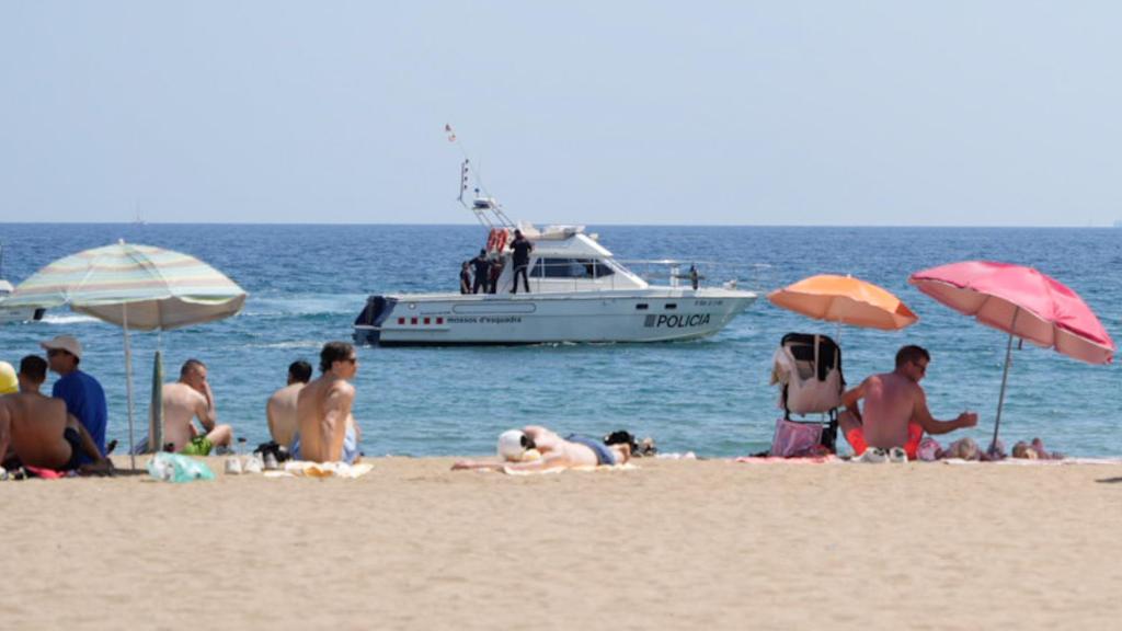 Dotaciones de la Guardia Urbana y los Bomberos buscan a un joven en la Nova Icària