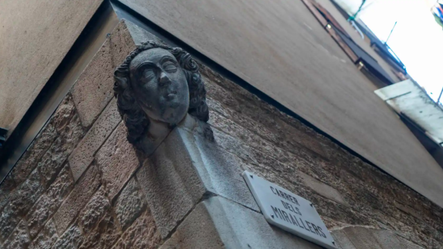 Caras esculpidas en piedra en el casco antiguo de Barcelona