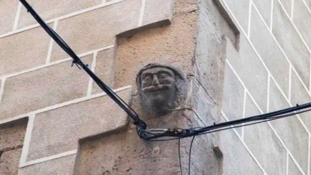 Caras esculpidas en piedra en el casco antiguo de Barcelona