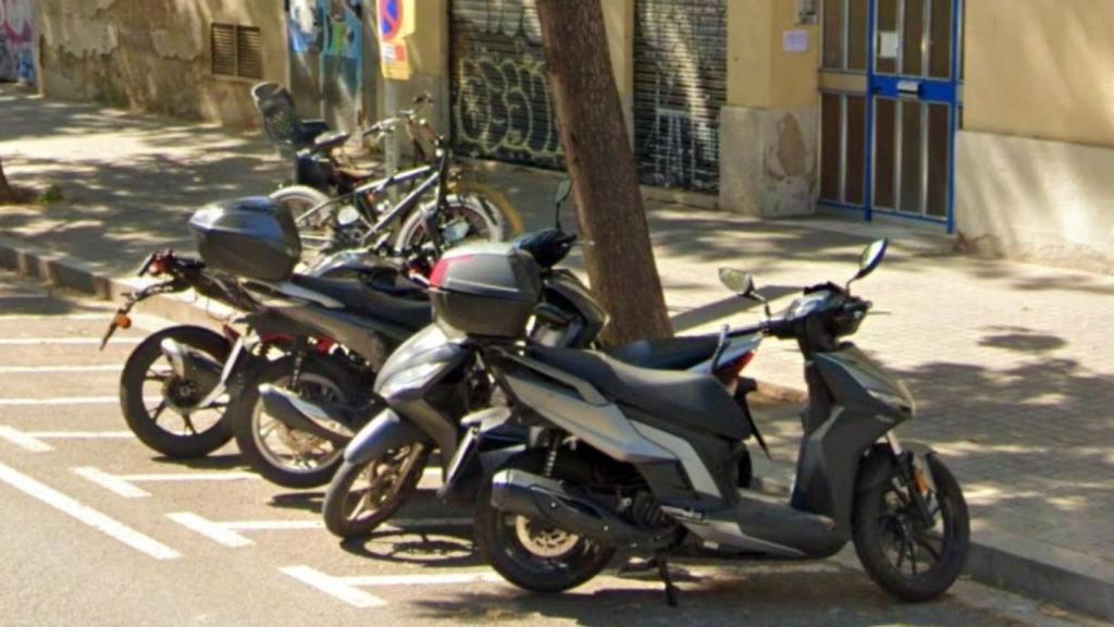 Motocicletas estacionadas en la calle de Badajoz