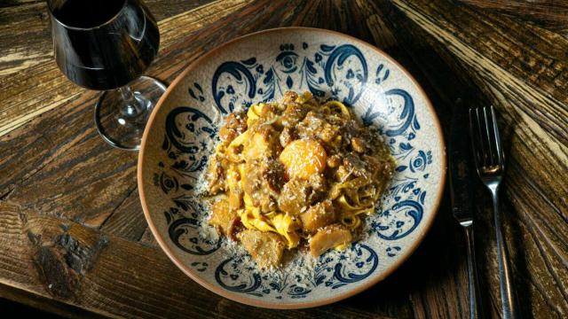 Los tagliolini con ceps, guaciale, azafrán y yema de huevo