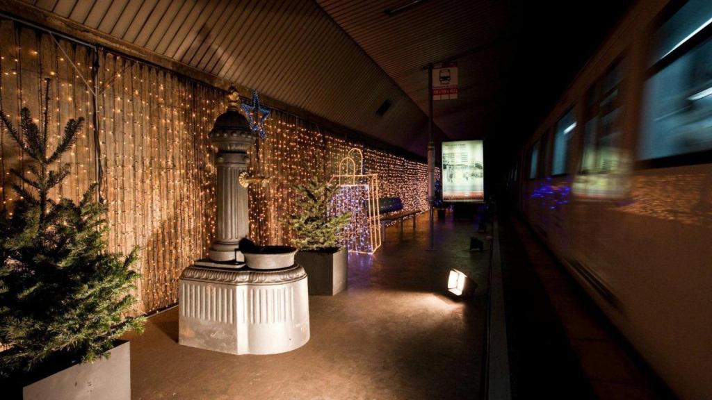 Estación fantasma de Gaudí del metro de Barcelona decorada por Navidad