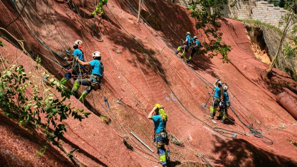 Operarios trabajan en las obras de refuerzo de un talud de Barcelona