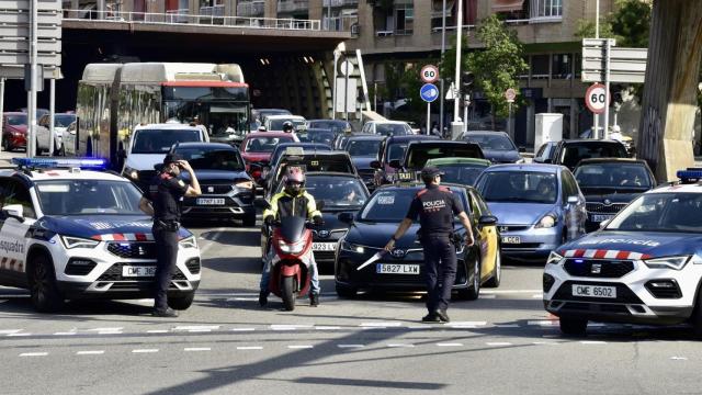 Agentes de los Mossos d'Esquadra efectúan un control policial en la plaza Ildelfons Cerdà, a 8 de agosto de 2024, en Barcelona