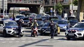 Agentes de los Mossos d'Esquadra efectúan un control policial en la plaza Ildelfons Cerdà, a 8 de agosto de 2024, en Barcelona