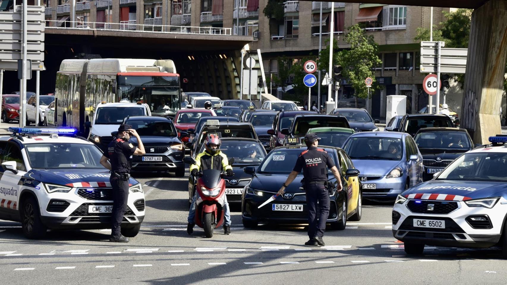 Agentes de los Mossos d'Esquadra efectúan un control policial en la plaza Ildelfons Cerdà, a 8 de agosto de 2024, en Barcelona