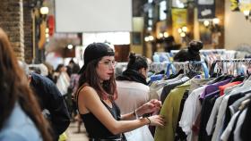 Una mujer comprando en el mercadillo Two Market de Barcelona